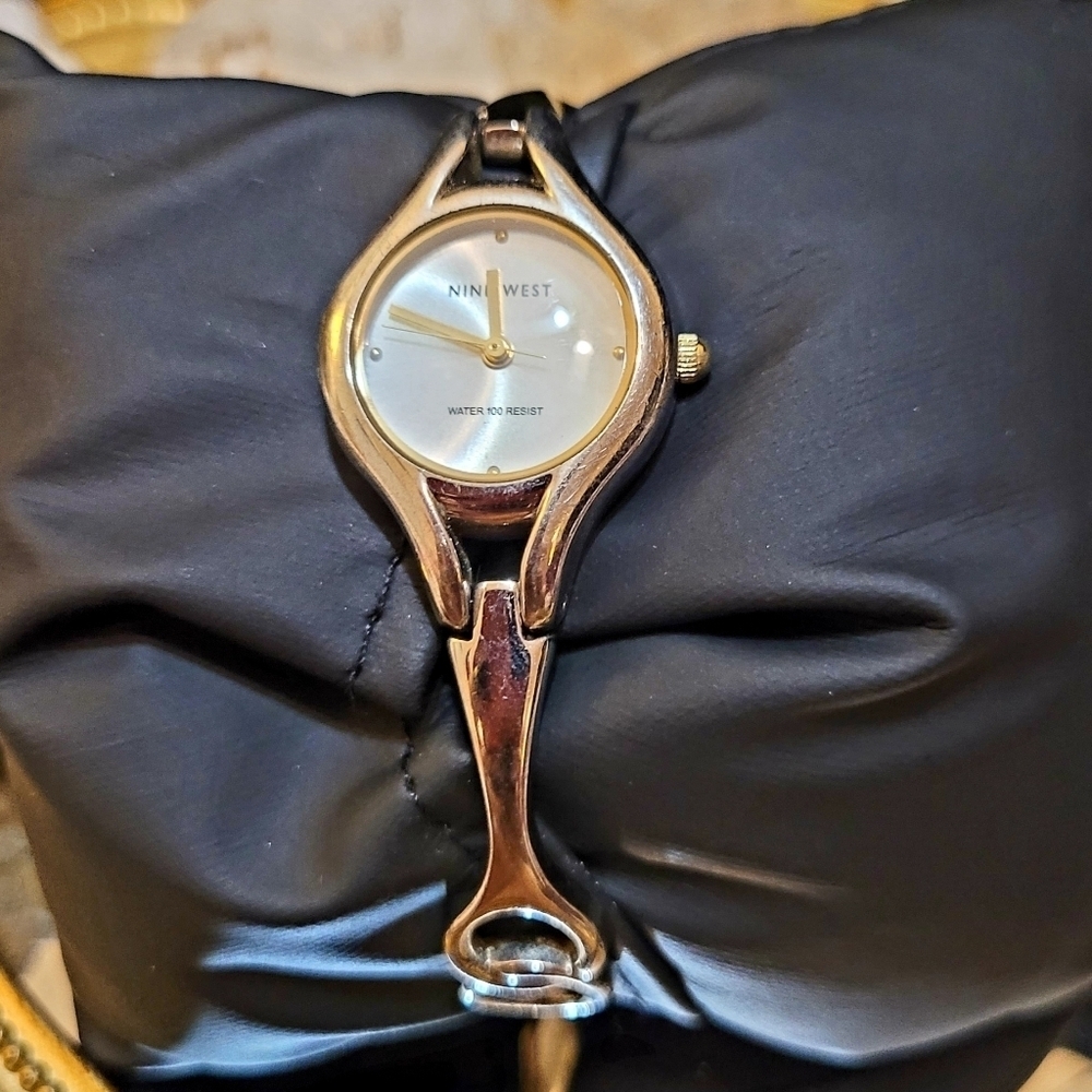 VINTAGE NINE WEST SILVER WATER PROOF LADIES WATCH - Picture 10 of 14
